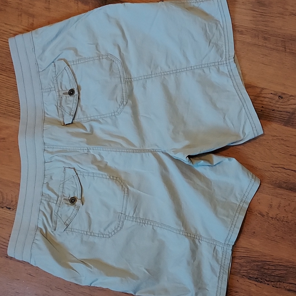 Shorts - Picture 3 of 4